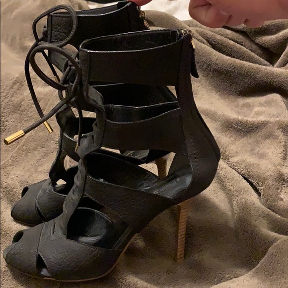 LOUIS VUITTON

Corfu Lace Up Sandals - Picture 7 of 7